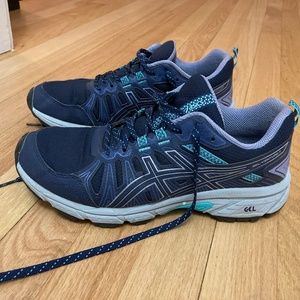 Women’s athletic shoes